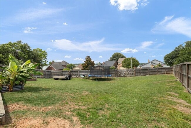 Building Photo - 923 Lake View Dr