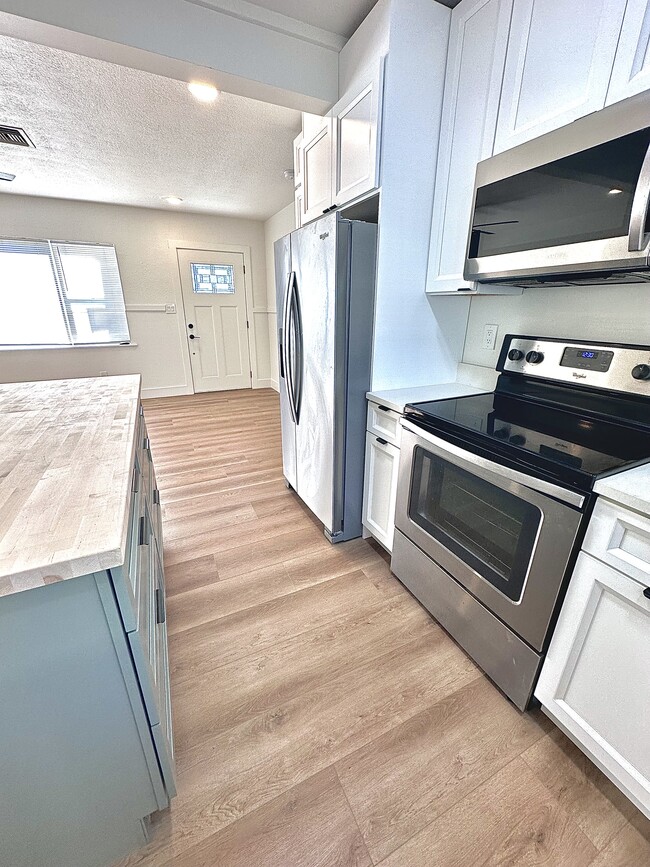 Building Photo - 1050 Nokomis St