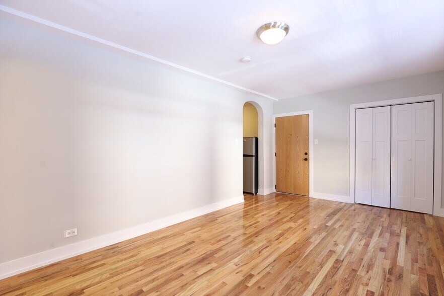 Building Photo - 553 W Arlington Pl