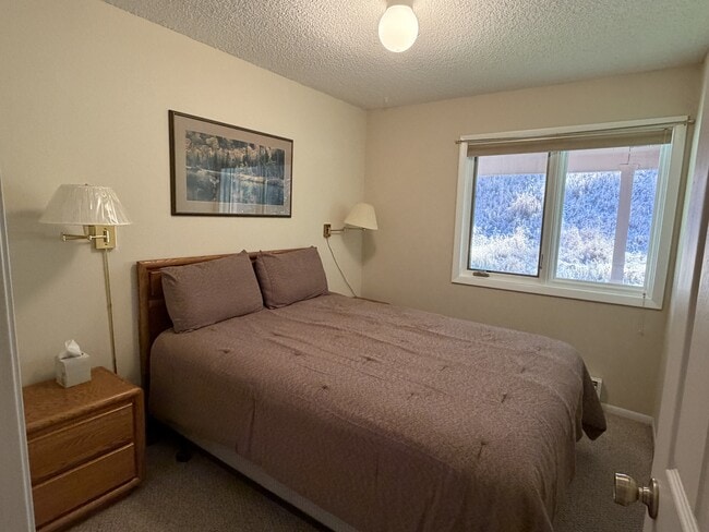 Building Photo - 2833 Kinnickinnick Rd