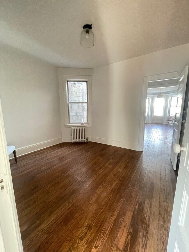 Building Photo - 27 48th St