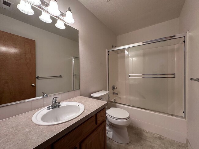 Building Photo - Welcome to this spacious and inviting single-family home w/fully fenced backyard! New Carpet Inst...