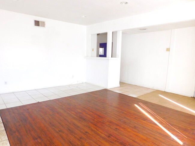 Building Photo - 4 bedroom, 2 baths in Sylmar (Garage inclu...