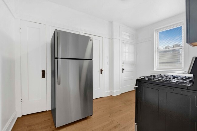 Building Photo - 4742 W Roscoe St