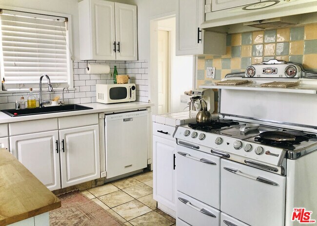 Building Photo - 459 N Bandini St