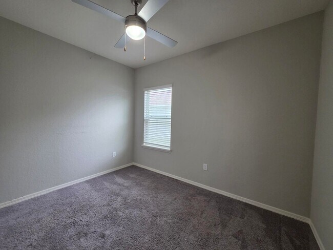 Building Photo - 4-Bedroom, 2.5-Bathroom in Lakeland