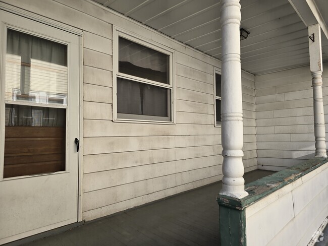 Building Photo - 504 Oak St