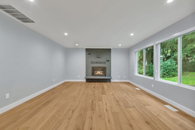 Building Photo - 4bed/2.25bath Stunning Remodeled Home on Expansive Wooded Lot in Woodinville