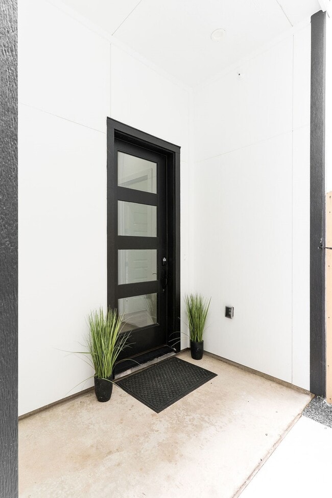 Building Photo - 5703 Dolores St