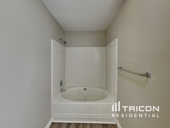 Building Photo - 2437 River Chase Dr