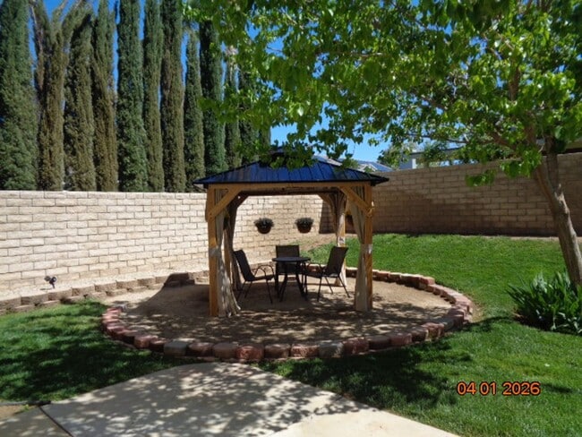 Building Photo - Spacious Quartz Hill 2 Story Home Offering 3663 sq. ft. and was Built in 2004