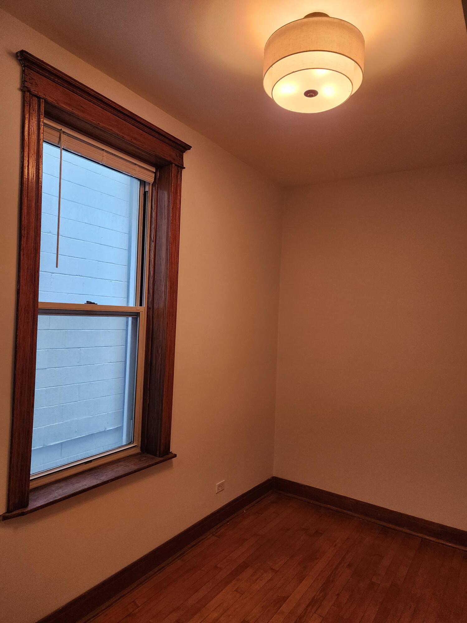 Building Photo - 823 N Hoyne Ave