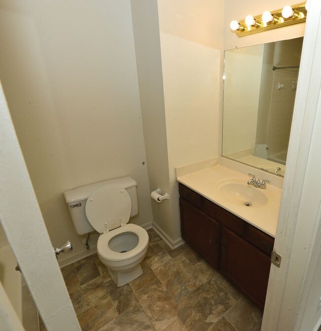 Building Photo - Gourmet Kitchen!