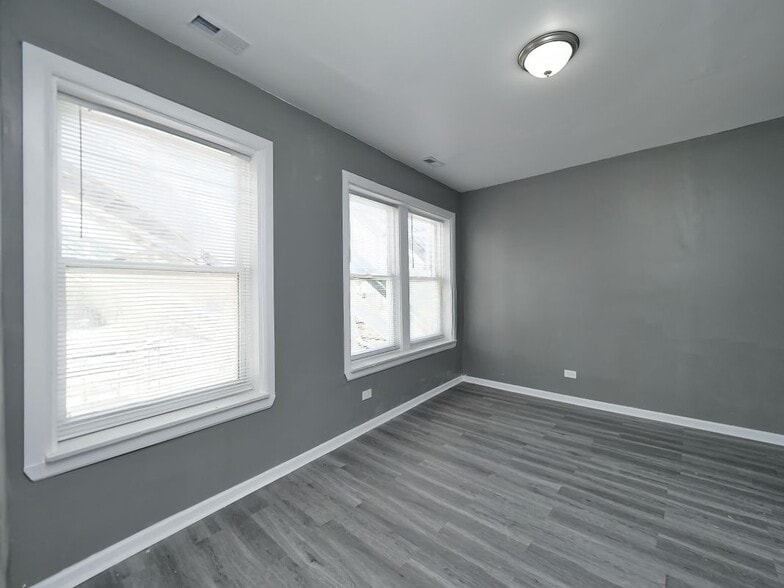 Building Photo - 346 N Laramie Ave