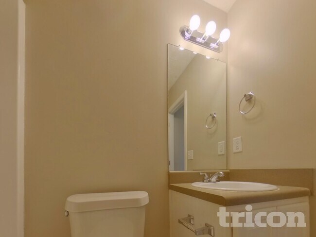 Building Photo - 581 Meadow Spring Dr