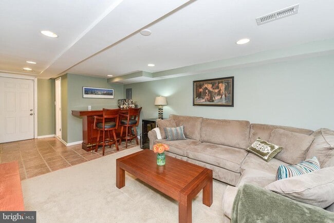 Building Photo - 629 S Henry St