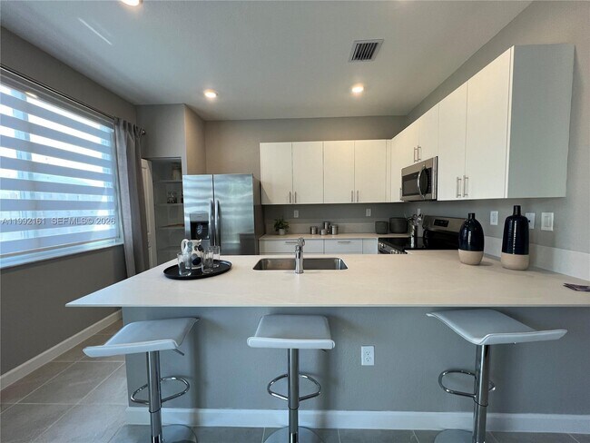 Building Photo - 680 SE 13th Ct