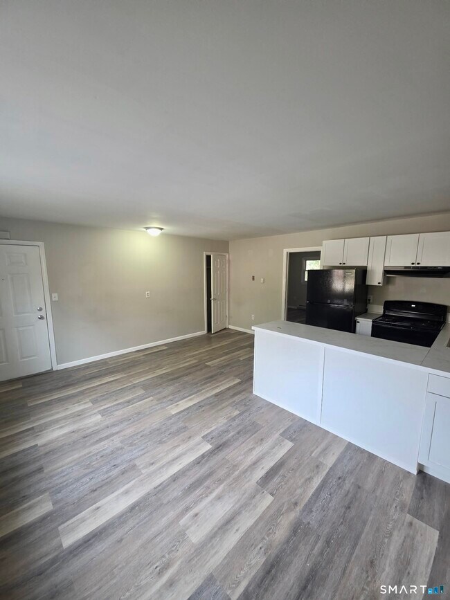 Building Photo - 6 Peggy Ln