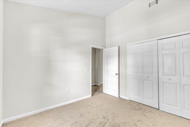Building Photo - Better Than New 3 Bed/2 Bath Townhome in S...