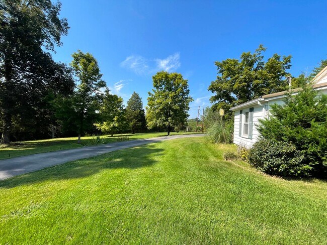 Building Photo - Cozy 3 bedroom home with country feel! Large Acreage!