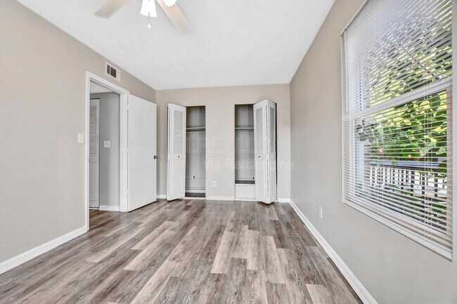 Building Photo - 407 Garrison Ct