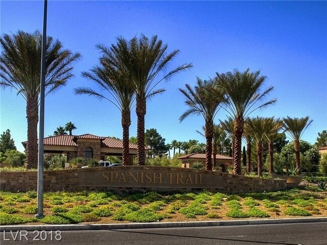 Building Photo - Beautiful 3 bed 2.5 bath townhouse in Spanish Trails!