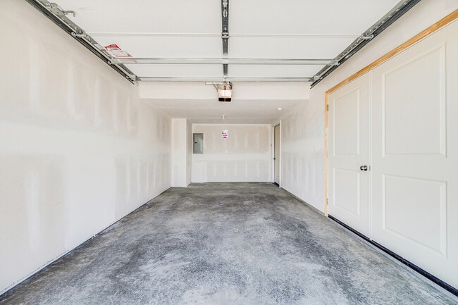 Building Photo - 411 E Benning St
