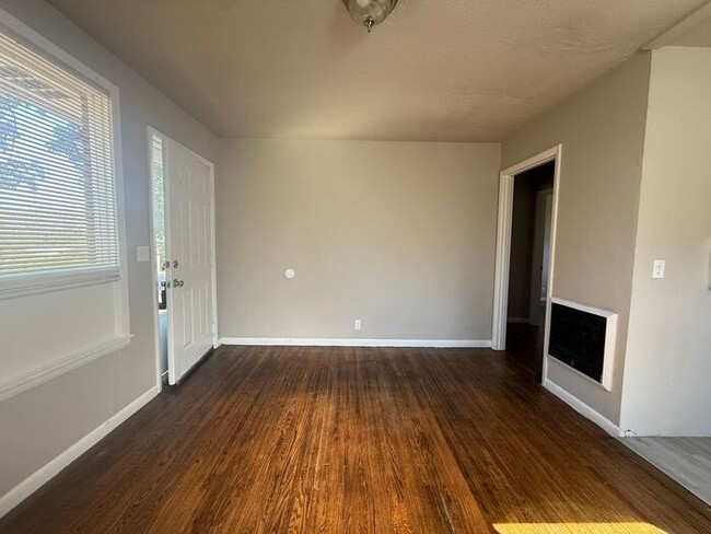 Building Photo - Remodeled Madison Brick Duplex!! 2/1 Large...