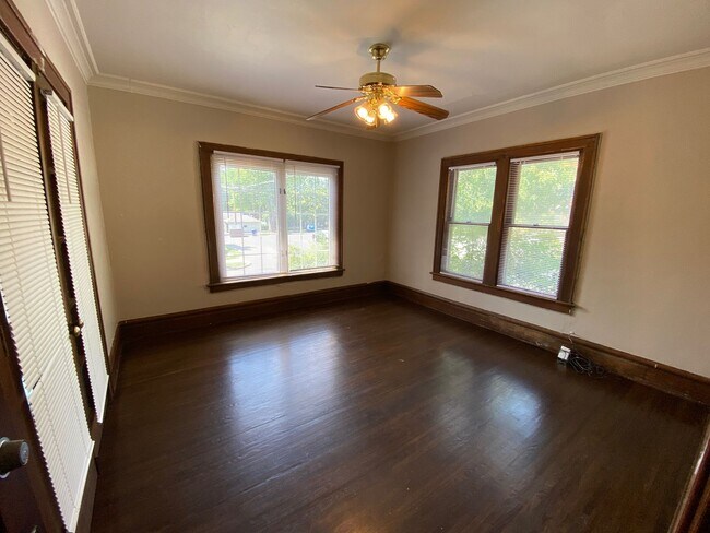 Building Photo - 2084 Waldeck Ave