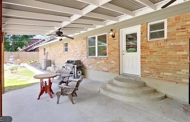 Building Photo - 1300 Clearfield Dr
