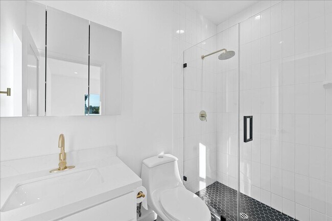 Building Photo - Modern Three Story Apartment!