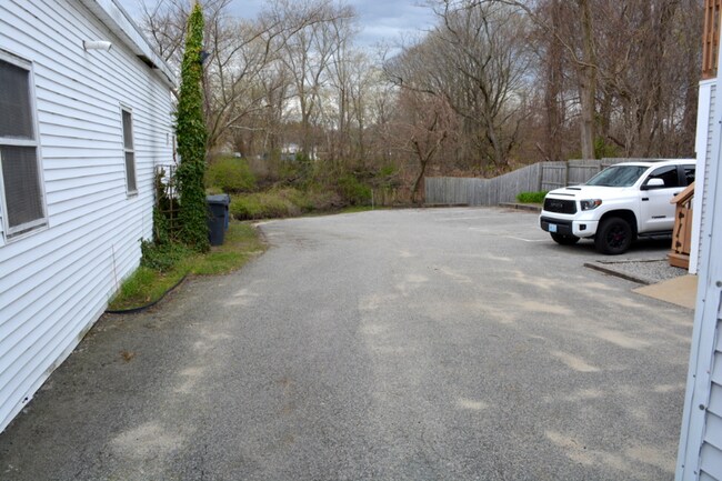 Building Photo - 3343 Post Rd