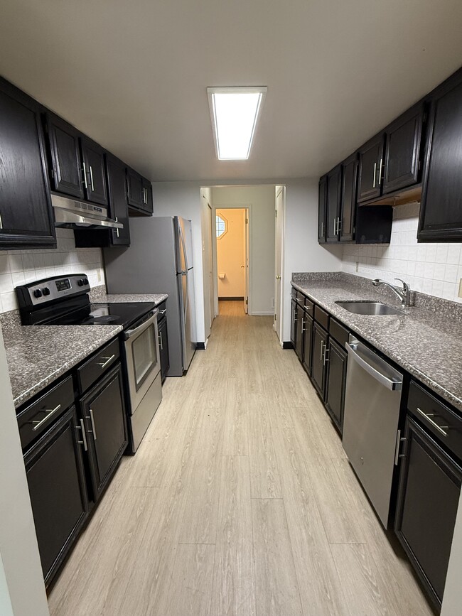 Building Photo - 345 Tamarack Dr