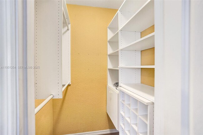 Building Photo - 2057 SE Avon Park Dr