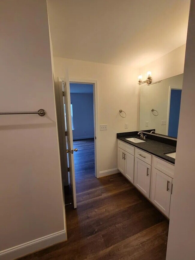 Building Photo - Sign a 12-month lease now and receive the ...