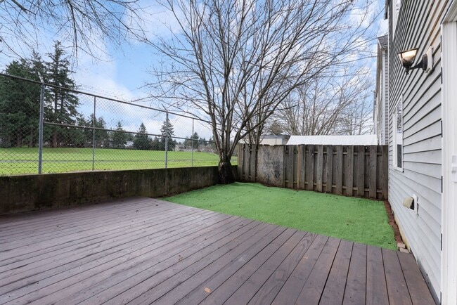 Building Photo - Beautiful Renovated 4b/2.5 bath home - SE Portland