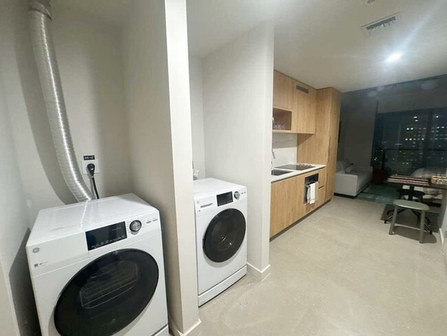 Building Photo - 11 NE 6th St