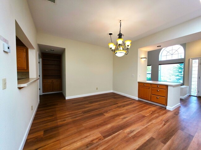 Building Photo - Beautifully Updated 3 Bedroom 2 Bath Updat...