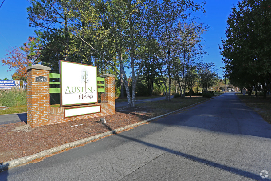 Primary Photo - Colonial Pointe Apartments