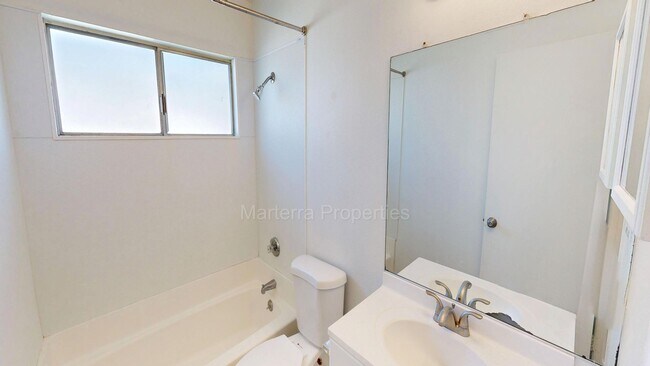 Building Photo - Ren Cir