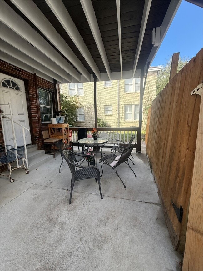 Building Photo - 1604 W Alabama St