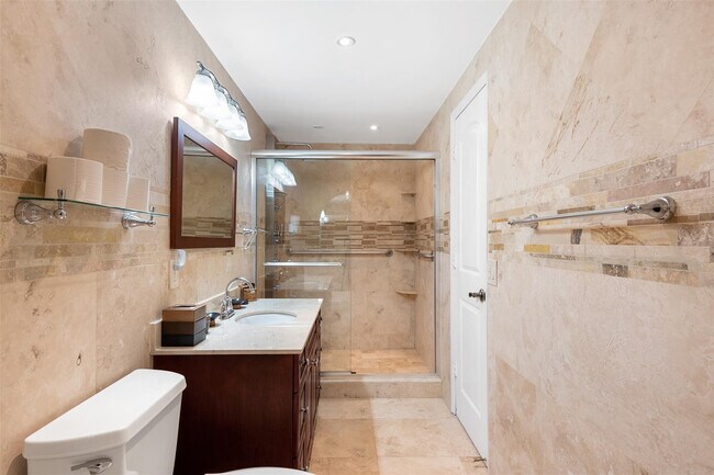 Building Photo - 822 NE 25th Ave