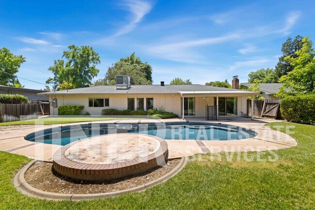 Building Photo - 5541 Ivanhoe Way