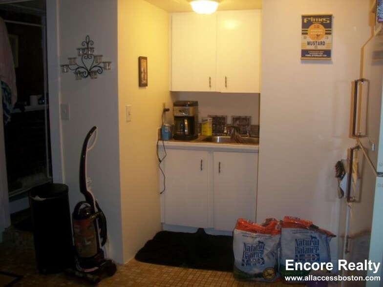 Building Photo - 40 Anderson St