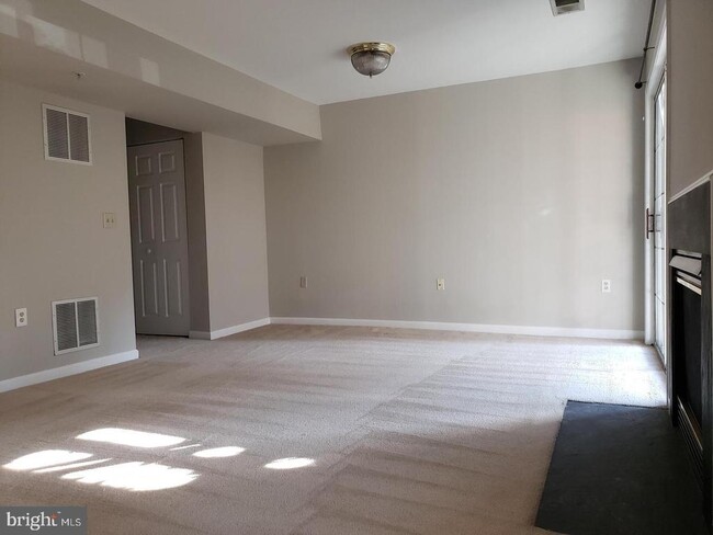 Building Photo - 2203 Montauk Dr