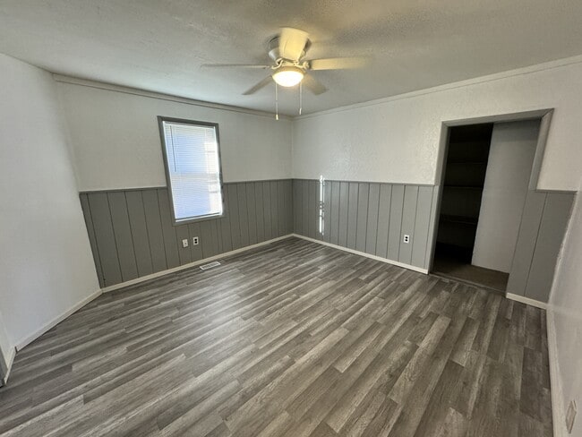 Building Photo - 821 S Market St