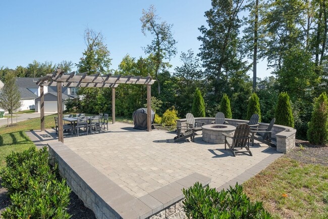 Building Photo - Beautiful 5 Bedroom Home with Attached In-...