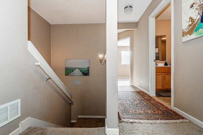 Building Photo - Spacious Home Close to Fort Riley!