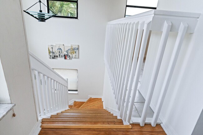 Building Photo - 10910 Lakemore Ln