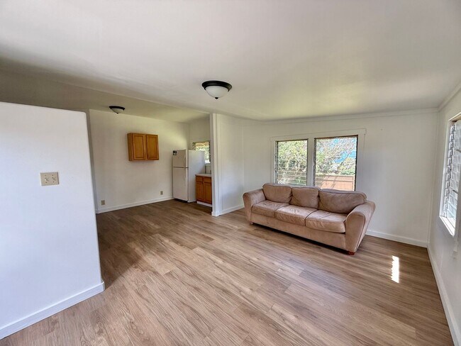 Building Photo - 3 Bedroom / 2 Bathroom Home with large yar...